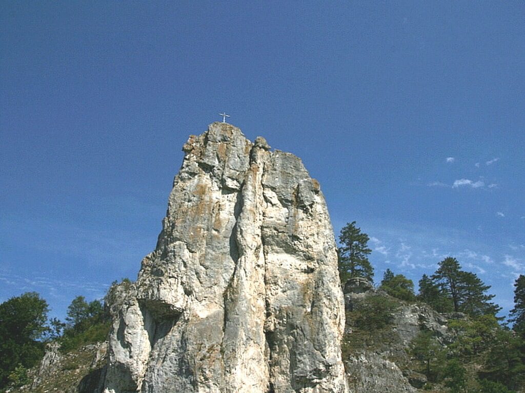 Der Burgsteinfelsen in der Nähe von Dollnstein hat zwei Aufstiegsrouten: Von vorne kerzengerade nach oben oder einmal außenrum.