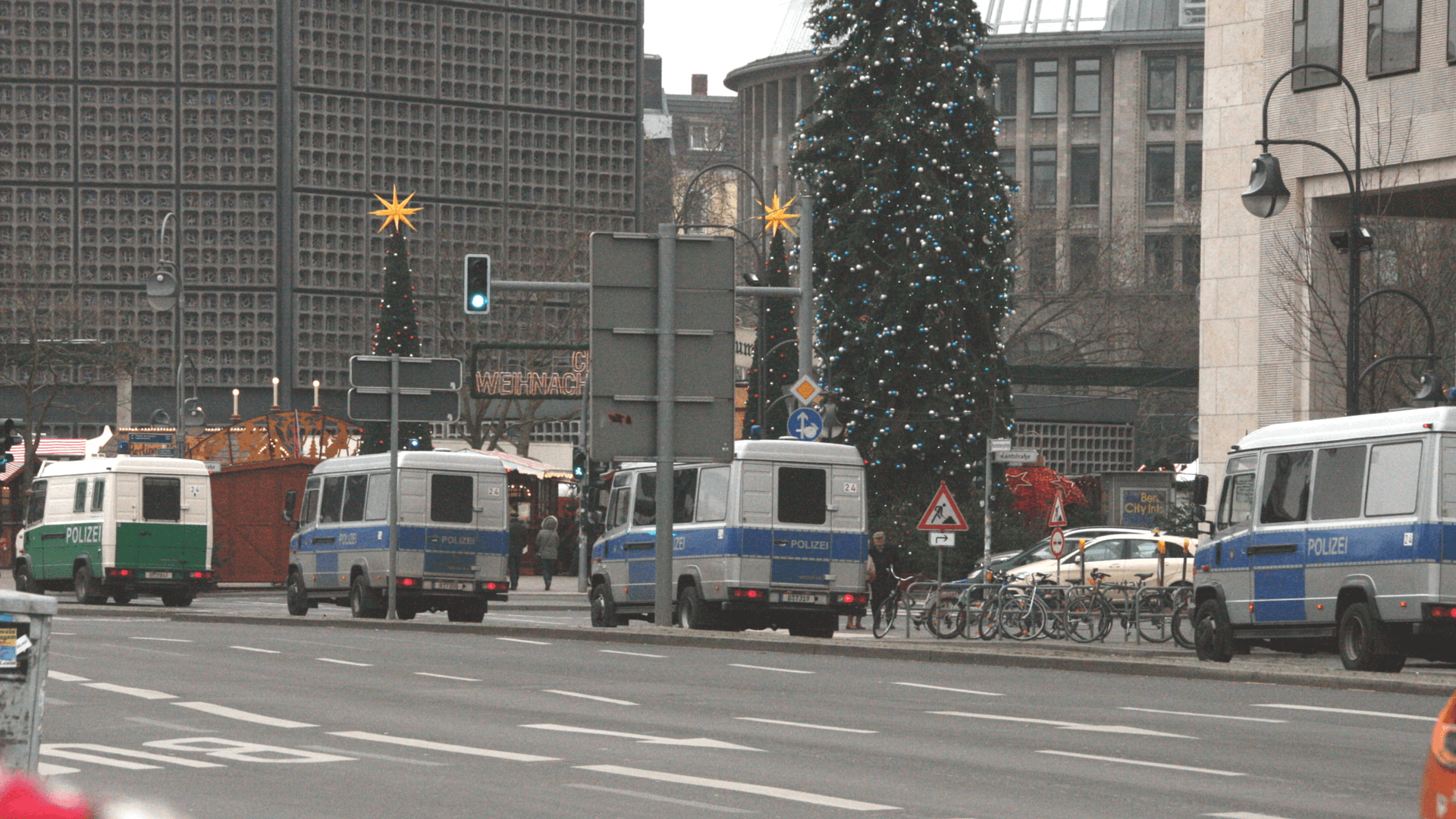Polizeibusse in Kolonne in Berlin