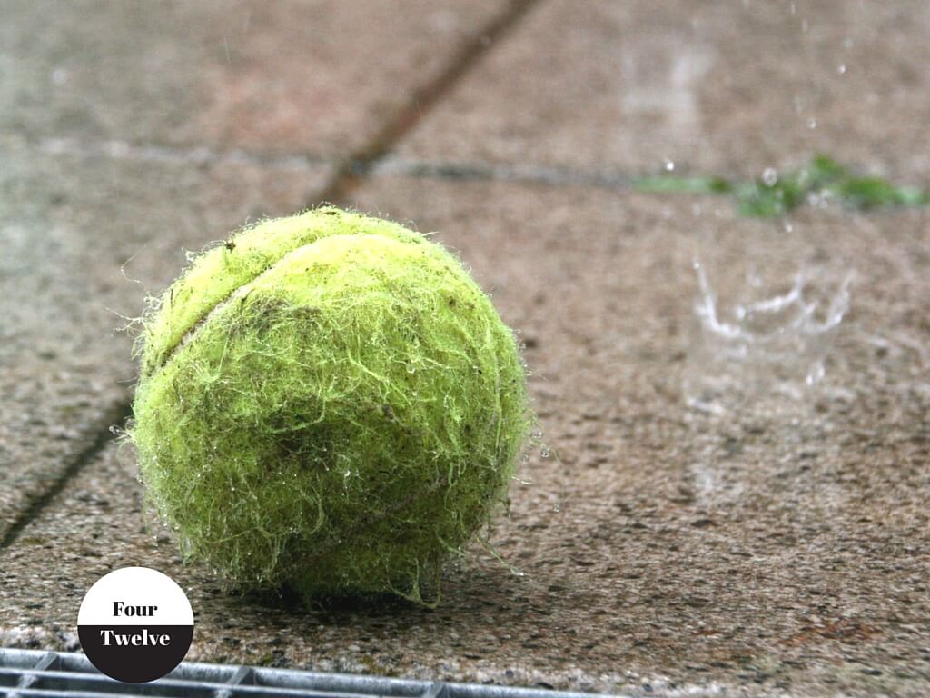 Tennis ball im regen