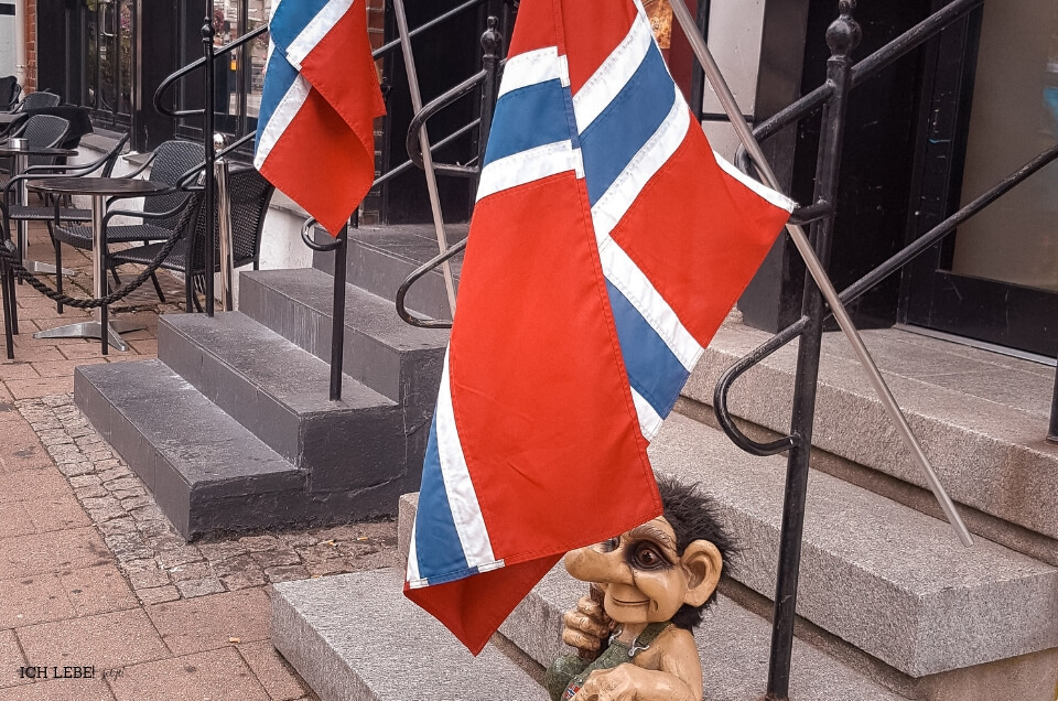 Völlig normal: Ein Geschäft in Kristiansand in Südnorwegen, vor dem die Nationalflagge hängt.